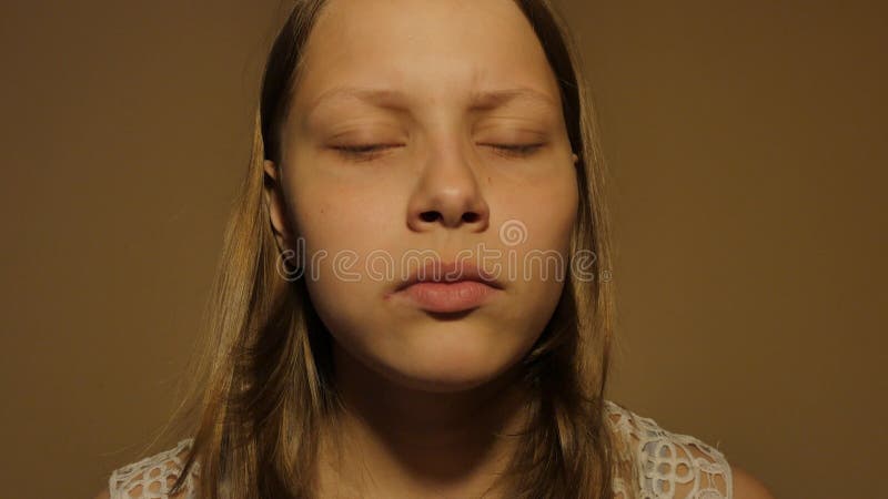 Tonårig flicka som äter en godis Closeup 4K UHD