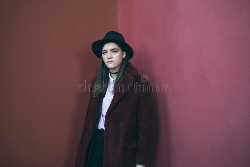 Ton?rig flickast?ende f?r r?d f?rg Stilfullt hatt- och p?lslag Allvarligt ansiktsuttryck melancholic mood F?rsumma och arkivfoto Ton?rig flickast?ende f?r r?d f?rg Stilfullt hatt- och p?lslag Allvarligt ansiktsuttryck melancholic mood F?rsumma och arkivfoto