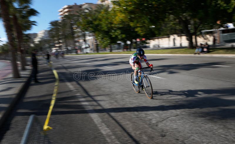 Tonårigt på lokal cykla konkurrens i mallorca arkivfoto Tonårigt på lokal cykla konkurrens i mallorca arkivfoto