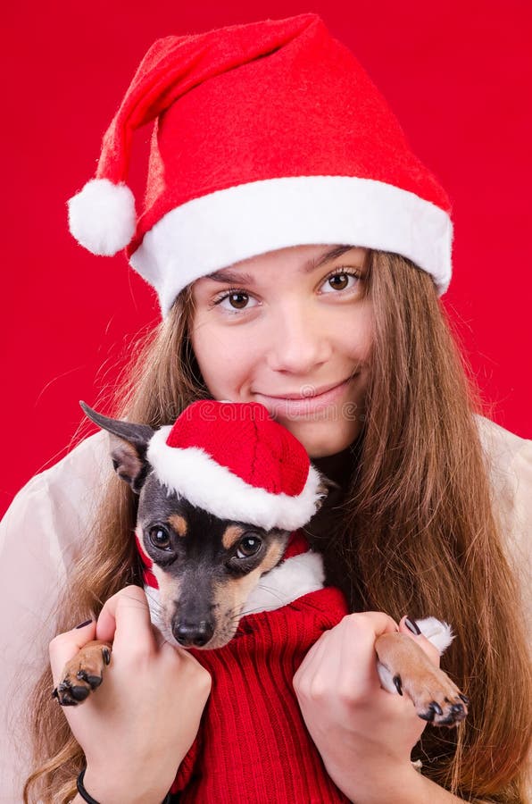 Tonåring med hunden i julstående arkivfoto
