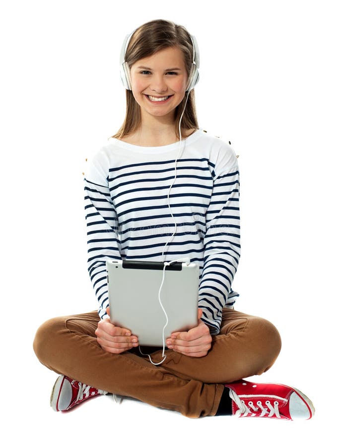 Tonåring som tycker om musik till och med hörlurar arkivbilder Tonåring som tycker om musik till och med hörlurar arkivbilder