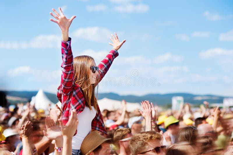 Tonåringar på sommarmusikfestivalen som tycker sig om