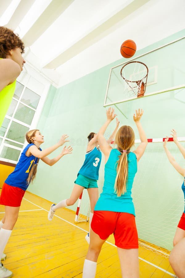 Tonårs- flickor i enhetlig spela basket för sport royaltyfria foton Tonårs- flickor i enhetlig spela basket för sport royaltyfria foton