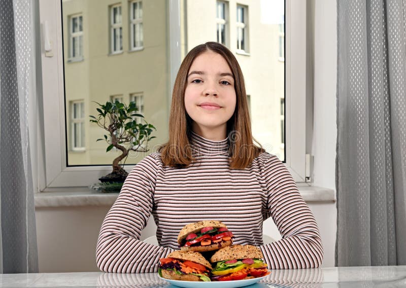 Tonårsflicka med vegansmörgåsar royaltyfri fotografi
