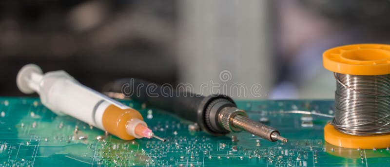 Провод для пайки микросхем. Паяльник флюс припой. Пайка микросхем флюсом. Термоусадка с флюсом для пайки. Паяльник флюс паять.