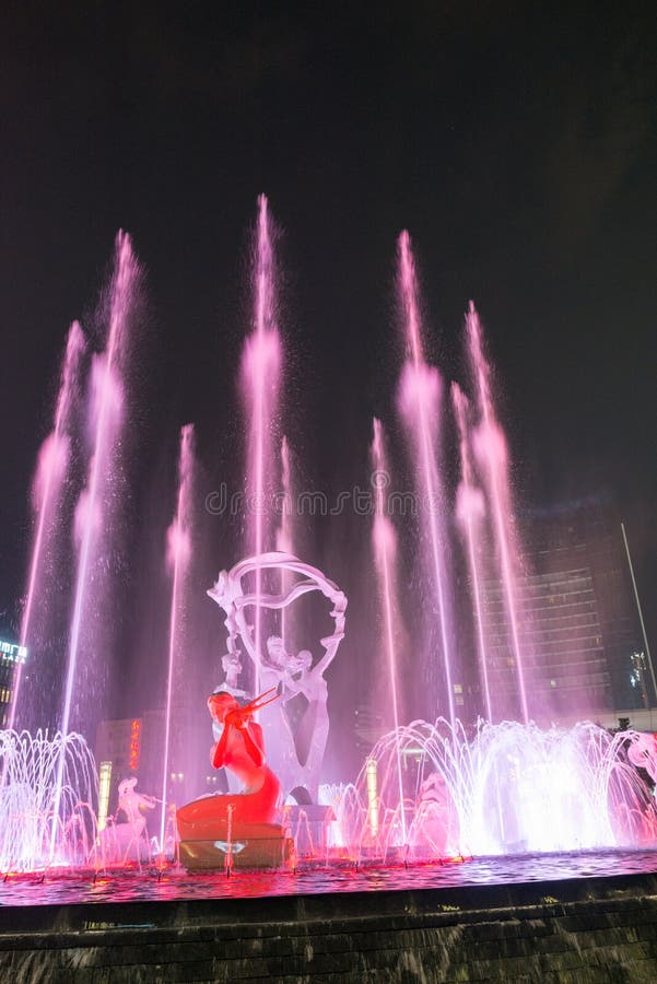 Toont de Hangzhou verlichte muziek van de waterfontein nacht royalty-vrije stock foto's Toont de Hangzhou verlichte muziek van de waterfontein nacht royalty-vrije stock foto's