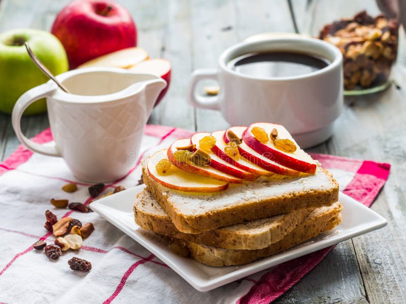 Toost met ricotta, appel en gedroogd fruit, koffie, ontbijt stock foto's Toost met ricotta, appel en gedroogd fruit, koffie, ontbijt stock foto's