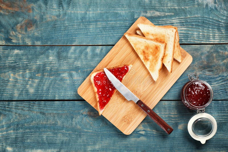 Toosts met zoete jam op houten achtergrond royalty-vrije stock afbeeldingen Toosts met zoete jam op houten achtergrond royalty-vrije stock afbeeldingen