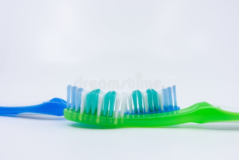 Toothbrushes su una priorit? bassa bianca fotografie stock Toothbrushes su una priorit? bassa bianca fotografie stock