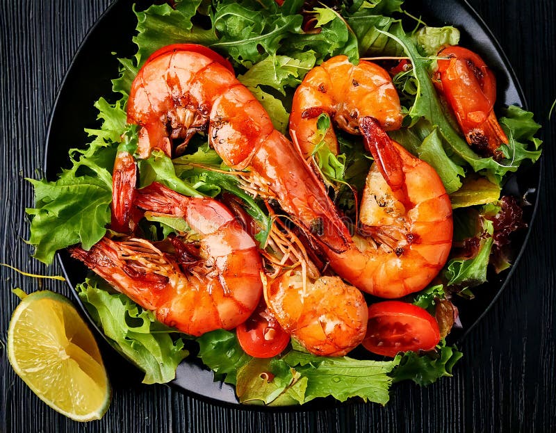 Top Aussicht auf frisch gegrillte Jumbo-Garnelen mit grünem Salat. Makro Top Aussicht auf frisch gegrillte Königengarnelen mit grü stock abbildung