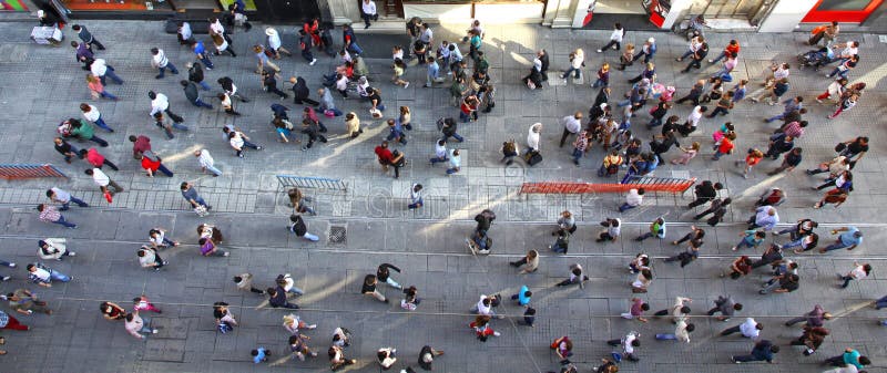 Folkmassa av oigenkännligt folk på den Istiklal gatan i Istanbul royaltyfria foton Folkmassa av oigenkännligt folk på den Istiklal gatan i Istanbul royaltyfria foton