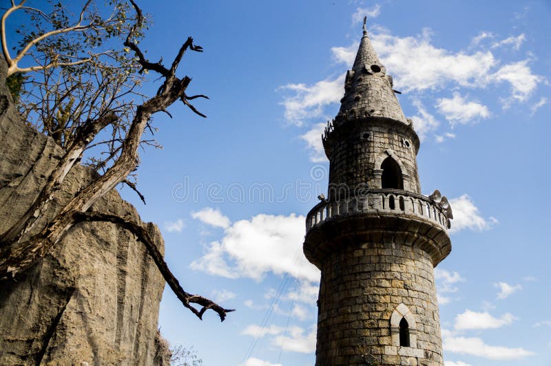 Top de la torre cerca de la colina imágenes de archivo libres de regalías Top de la torre cerca de la colina imágenes de archivo libres de regalías