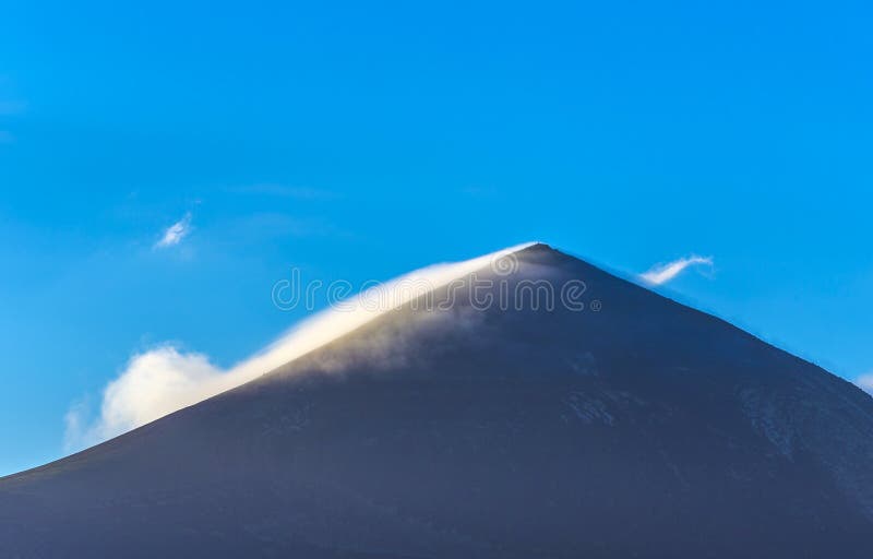 Top del volcán en el área de Timanfaya fotos de archivo libres de regalías Top del volcán en el área de Timanfaya fotos de archivo libres de regalías