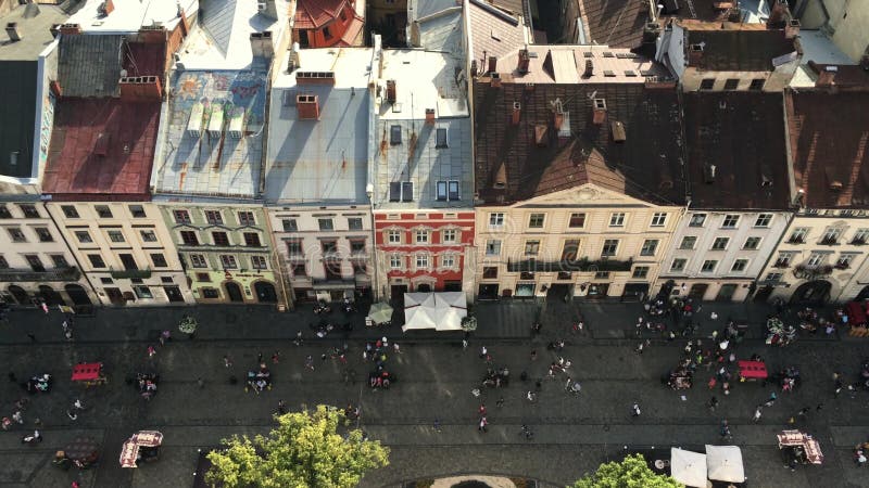 Top down mening van Lvov-de gang van stadsmensen rust het weekend van de vakantiedag