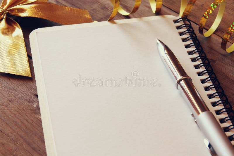 5top meningsbeeld van open notitieboekje met blanco pagina's stock foto 5top meningsbeeld van open notitieboekje met blanco pagina's stock foto