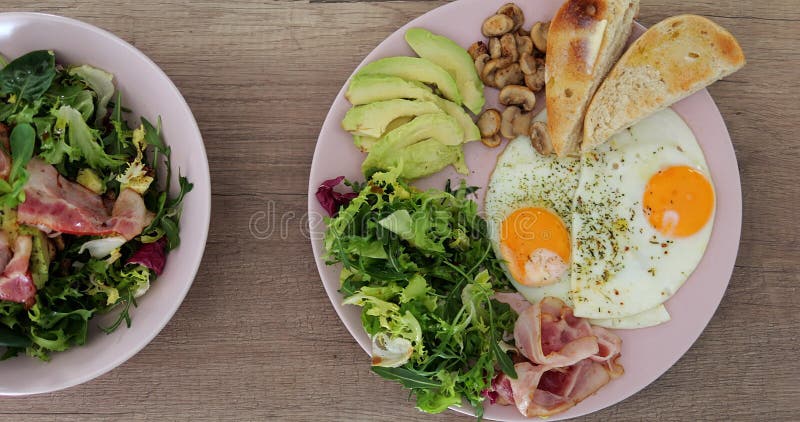Top-Sicht auf gesunde ausgewogene nährstoffreiche Greens reichhaltiges Frühstück oder Mittagessen. zwei