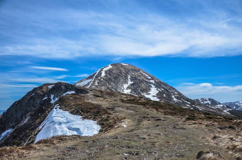 Top of snowy mountain with blue sky during sunny day, Carpathian mountains, Ukraine. View of valley and mountain peaks in Carpathian mountains during sunny royalty free stock photos Top of snowy mountain with blue sky during sunny day, Carpathian mountains, Ukraine. View of valley and mountain peaks in Carpathian mountains during sunny royalty free stock photos