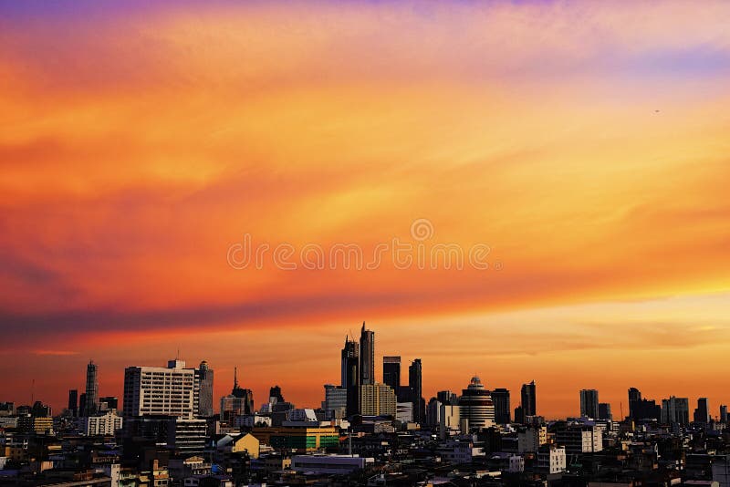 Thành phố Bangkok - Bangkok City - được thể hiện qua hình nền với toàn bộ tầm nhìn trên cao của thành phố này. Bản đồ thành phố và một bóng đổ tuyệt đẹp của tháp Baiyoke Sky Hotel sẽ giúp bạn có thể dễ dàng định vị và cảm nhận những khung cảnh đẹp nhất của thành phố này về đêm.