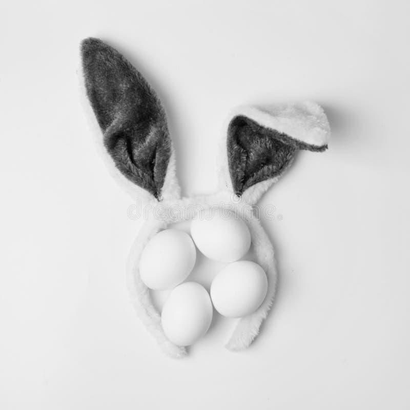 Thỏ và trứng luôn là hai yếu tố không thể thiếu trong ngày Lễ Phục Sinh. Những hình ảnh về chú thỏ xinh đẹp và những quả trứng nhiều màu sắc chắc chắn sẽ đem lại cho bạn hứng khởi và niềm vui. Hãy xem hình để cảm nhận nhé!
