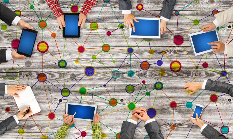 группа людей обсуждает схему сети, держа в руках смартфоны