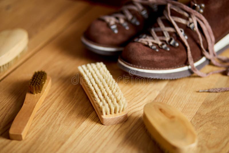 Mise à Plat, Vue De Dessus Des Chaussures Avec Des Accessoires De Soins De  Chaussures En Daim, Brosse Sur Table En Bois.