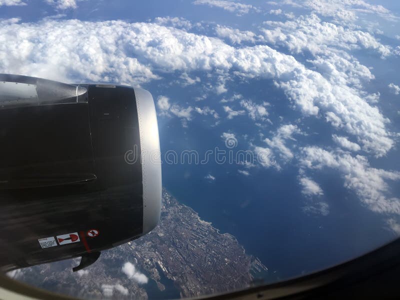 De nubes a el cielo Un avion, de nubes a el cielo Un avion.