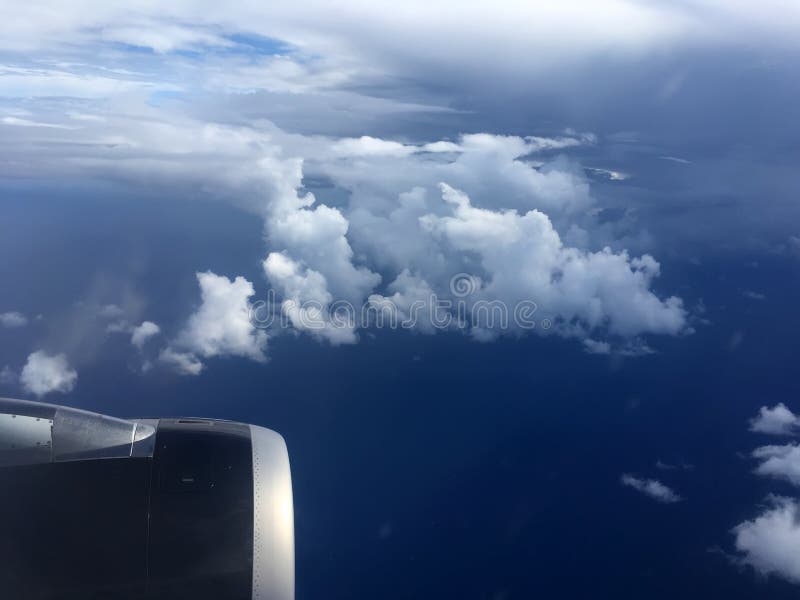 De nubes a el cielo Un avion, de nubes a el cielo Un avion.