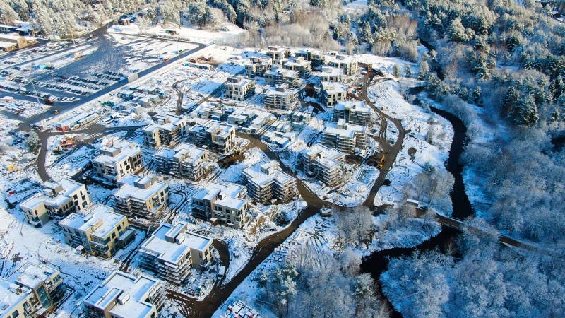 Pohled shora na venkovské domy v zimě. Pohyb. Letecký pohled na les a rodinné domy v zimě