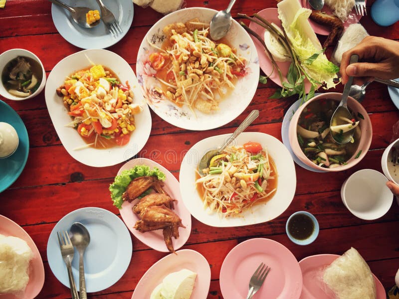 Top view de la cuisine thaïlandaise sur la table : Manger des aliments du nord-est SOM TUM - Salade de papaye épicée, riz gluant