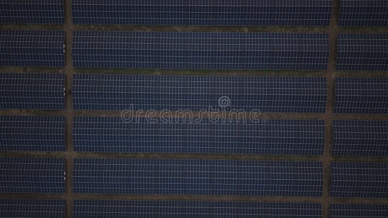 Top view Drone Flying over Rural Solar Panel Array en Bulgarie à Sunset Clean Power Infrastructure et EcoFriendly clips vidéos
