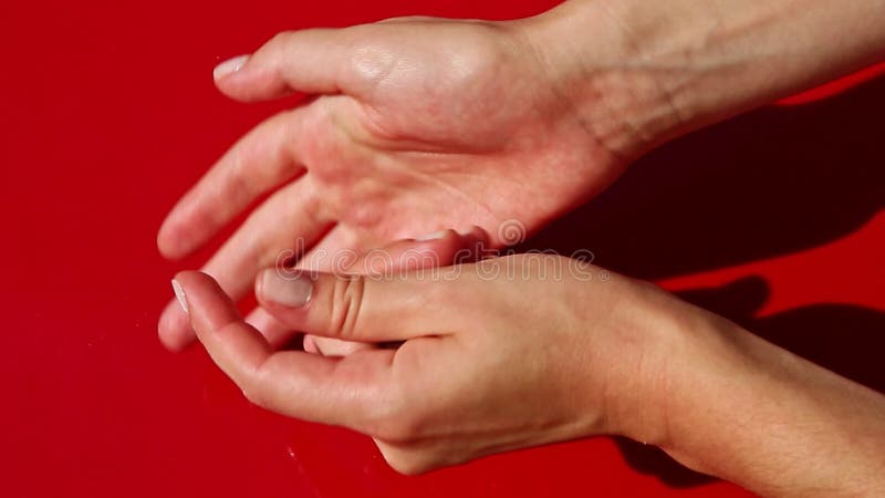 Top view een vrouw die de handen van de dikke darm uitrolt een klein stukje grote marsepein