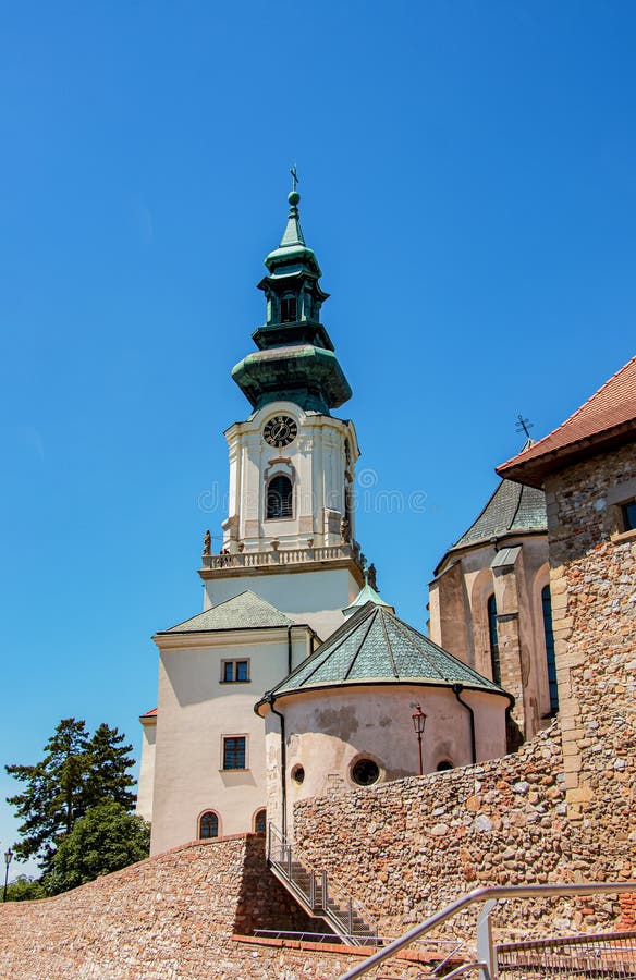 Pohled shora na františkánský kostel na zámku Nitrograd ve městě Nitra na Slovensku