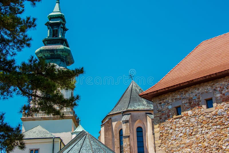 Pohľad zhora na Františkánsky kostol na hrade Nitrograd v meste Nitra na Slovensku