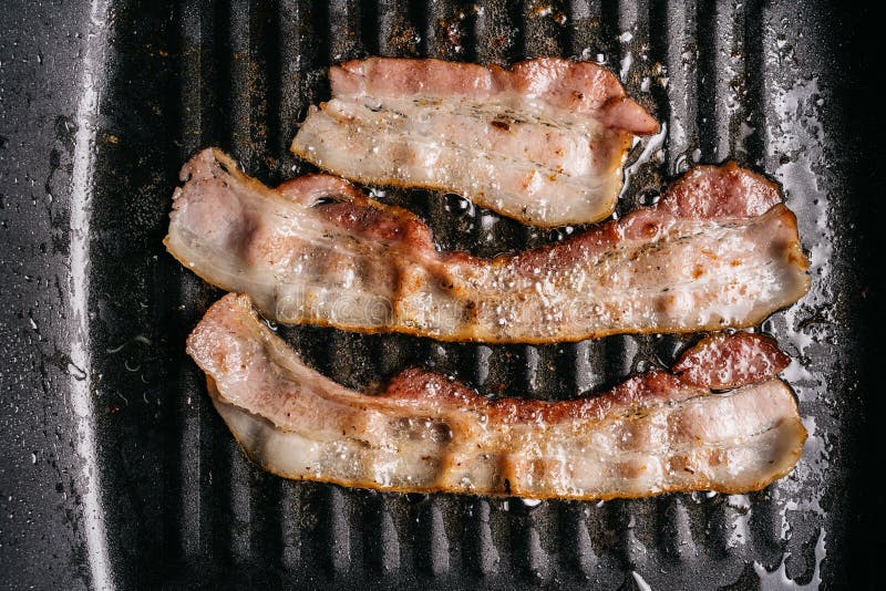 https://thumbs.dreamstime.com/b/top-view-frying-sizzling-bacon-strips-pan-hot-greasing-oil-making-crispy-copy-space-keto-snack-208770715.jpg