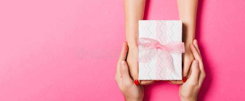 Готовьтесь к сюрпризам. Женщина с коробкой в руках. Девушка держит подарок в руках. Женские руки держат подарок. Мужские руки держат подарок.