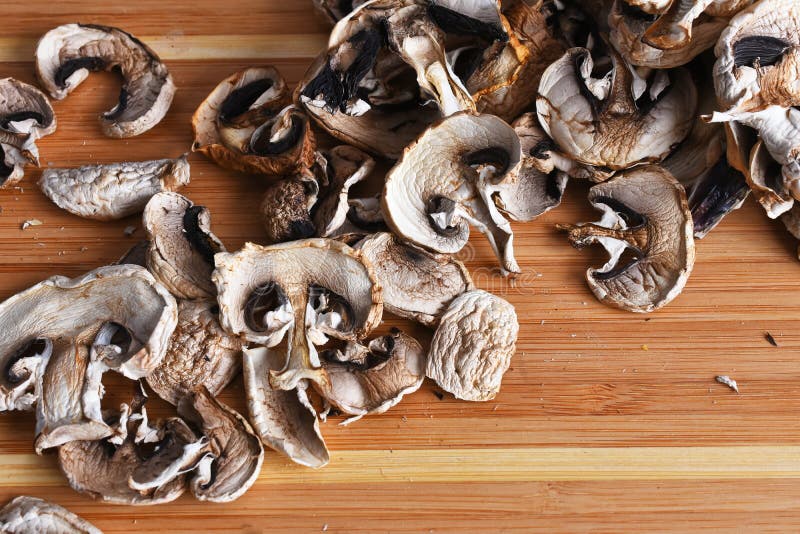 https://thumbs.dreamstime.com/b/top-view-image-dehydrated-organic-white-brown-mushrooms-wooden-cutting-board-dehydrated-organic-white-brown-236313573.jpg