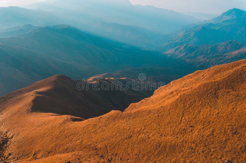 D'oro la luce da mattina il sole un nebbia coperto sul collegare,.