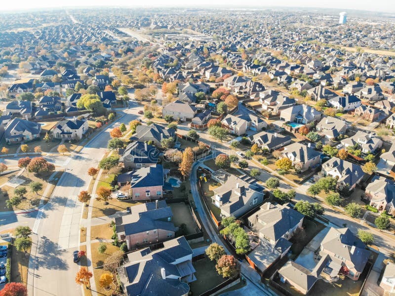 Letecký pohled nový rozvoj sousedství v cedr kopec,, spojené státy americké v ráno pokles barvitý listy.