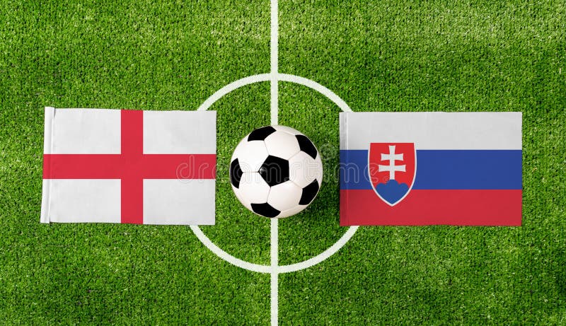 Pohľad zhora na futbalovú loptu s vlajkami Anglicka vs. Slovensko na zelenom futbalovom ihrisku