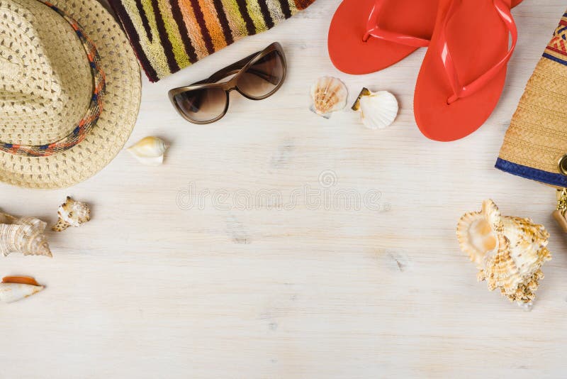 Vista dall'alto dell'estate gli accessori da spiaggia su sfondo di legno.