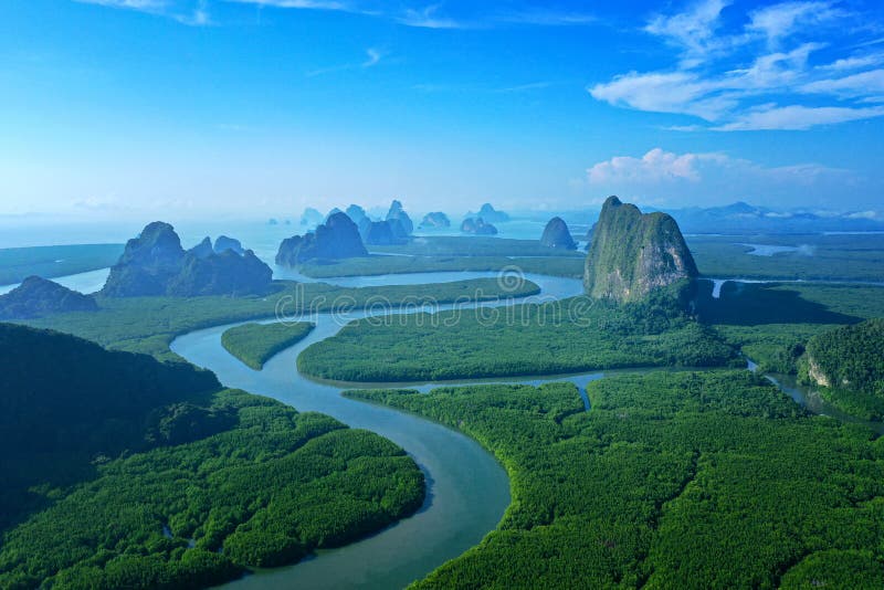 Top View Tropical Island, Aerial view ögrön skog vid Phang Nga Bay