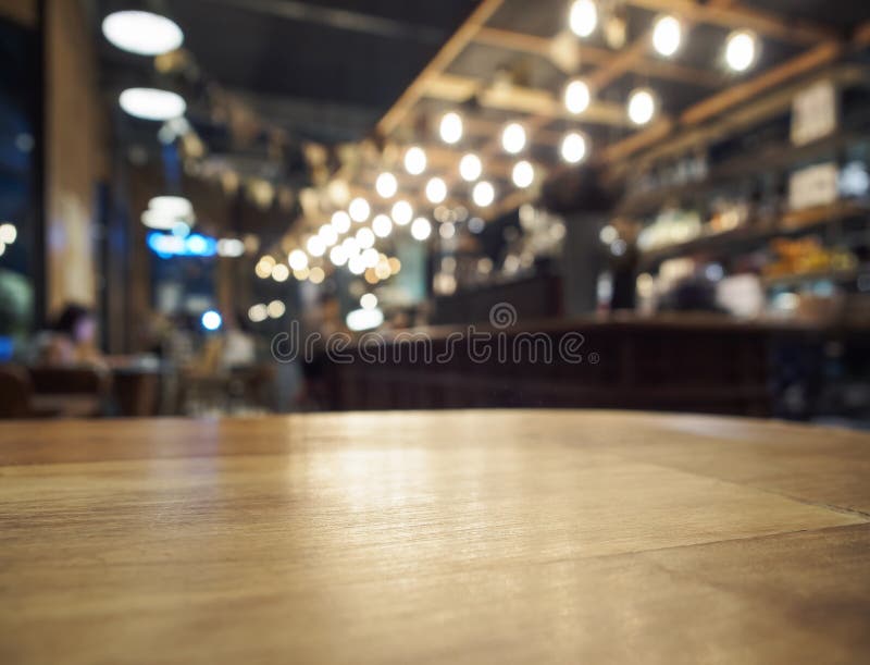 Cima di tavolo di Legno, con Offuscata, Bar Interno, ristorante sfondo.