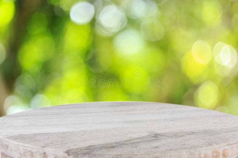 Z blízka dřevěný stůl slunný abstraktní zelená příroda, rozmazané.