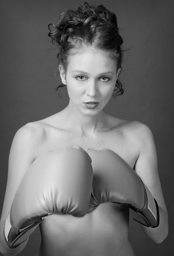 Topless Vrouw in Bokshandschoenen stock fotografie Topless Vrouw in Bokshandschoenen stock fotografie
