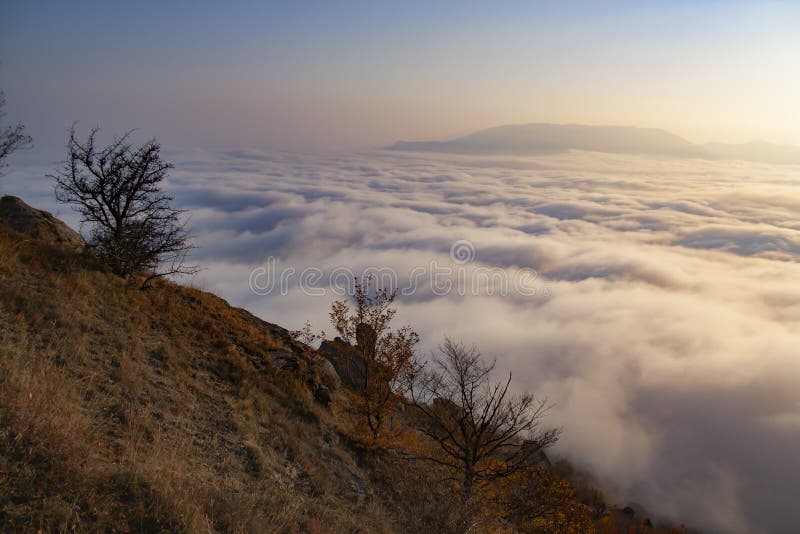 Topo de uma montanha acima das nuvens Liberdade antes da gravidade