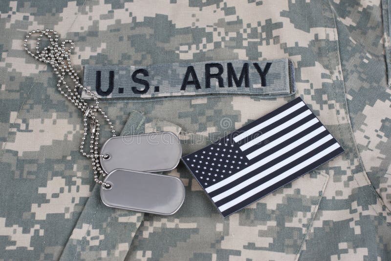 Toppa della bandiera degli Stati Uniti con la medaglietta per cani sull'uniforme di combattimento dell'esercito