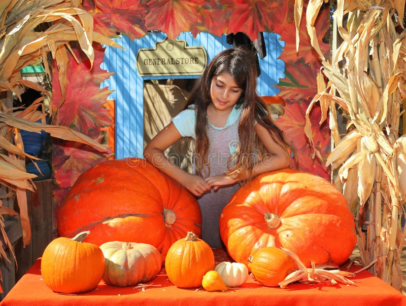 Toppa della zucca della ragazza fotografie stock libere da diritti Toppa della zucca della ragazza fotografie stock libere da diritti