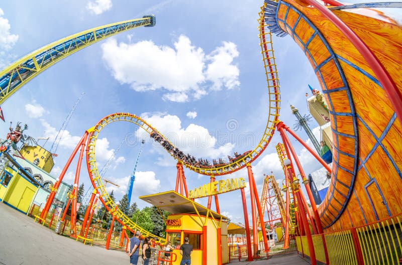 Toppen bred sikt av en f?rgrik berg-och dalbana i det Prater n?jesf?ltet p? Wien _ arkivfoton Toppen bred sikt av en f?rgrik berg-och dalbana i det Prater n?jesf?ltet p? Wien _ arkivfoton