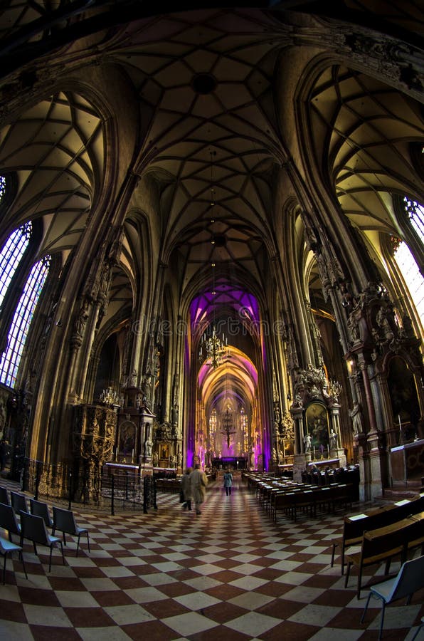 Toppen bred sikt inom av Sts Stephen domkyrka på centret av Wien arkivbilder