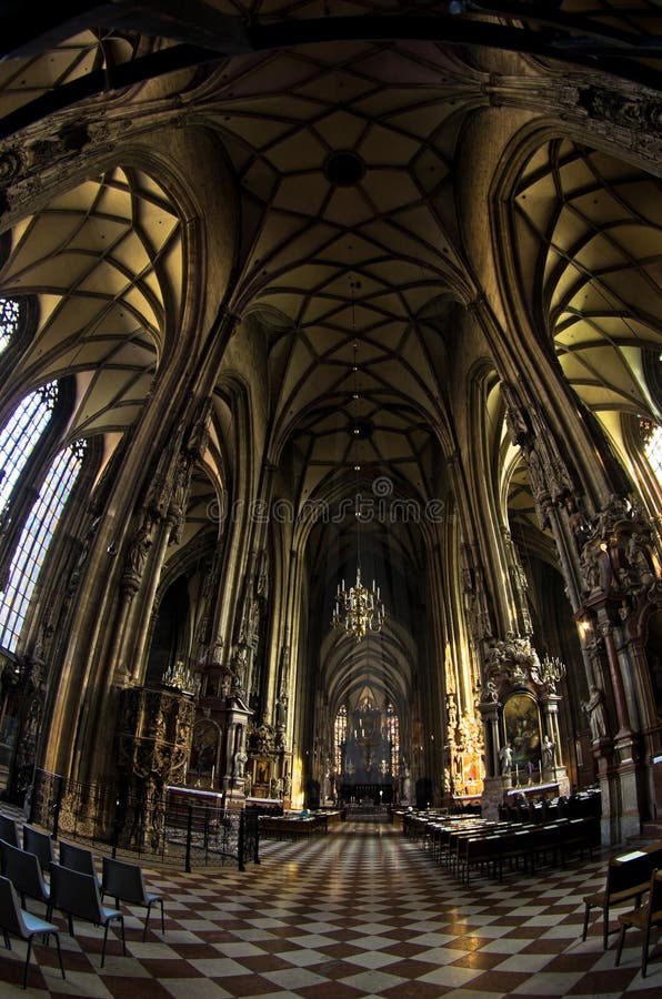 Toppen bred sikt inom av Sts Stephen domkyrka på centret av Wien royaltyfri fotografi